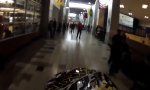 Lustiges Video : Mit dem Dirtbike durch die Schule