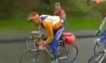 Lustiges Video : Postbote beim Radrennen