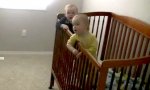 Funny Video : Ausbruch aus dem Gitterbett