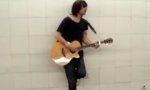 Lustiges Video : Straßenmusiker mit flexibler Stimme