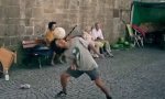 Lustiges Video : Ball-Künstler in der Altstadt