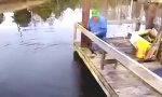 Lustiges Video : Karpfen mit bloßen Händen fangen