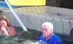 Spuck-Battle mit einem Delfin
