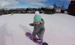 Knirps beim Snowboarden