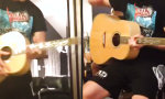 Lustiges Video : Entspannte Gitarren-Pose