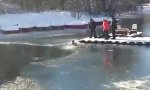 Hund aus überfrorenen See retten