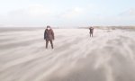 Lustiges Video : Über den Strand schweben