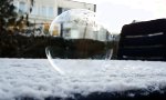 Lustiges Video - Seifenblase in Frost-Metamorphose