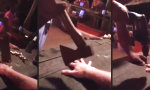 Lustiges Video : Mutprobe in Thai Bar
