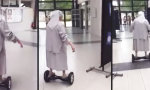 Alte Nonne auf Hoverboard