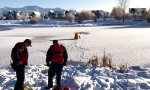 Lustiges Video - Hund aus gefrorenem See retten