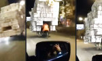 Funny Video : Rollende Moped-Festung mit Guck-Schlitz