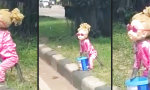 Funny Video - Kleine Spende für creepy Monkey Girl?