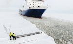 Während der Fahrt auf Eisbrecher aufspringen