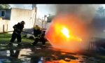 Lustiges Video : Wasser schlägt Feuer