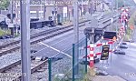 Funny Video : Kleine Abkürzung über die Schienen?