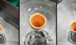Zeitvertreib am Waschbecken