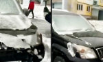 Eis vom Auto hämmern