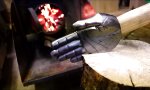 Die Holz-Hack-Hand