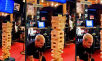 Karatemeister spielt Jenga