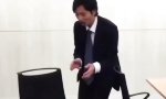 Funny Video - Stühlerücken per Geisterhand