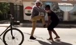 Lustiges Video : Straßengymnastik