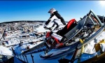 Funny Video : Mit dem Schneemobil die Schanze runter