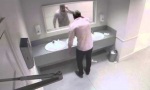 Movie : Überraschung auf der Herrentoilette