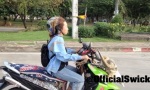 Bikerin hat nen Vogel